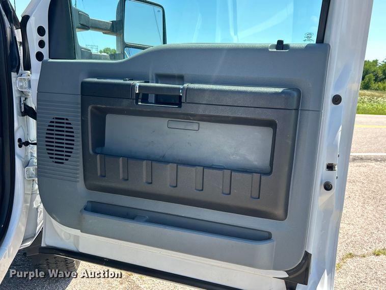 image for item DO6527 2013 Ford  F550 SuperCab truck cab and chassis