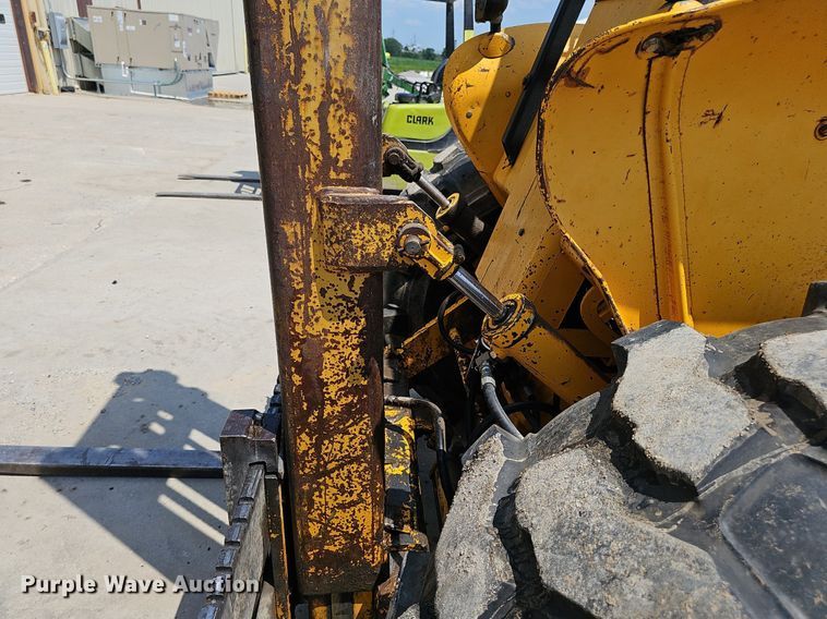 image for item DP6526 1980 John Deere 480B forklift