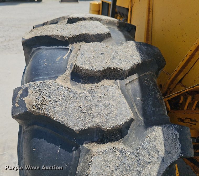 image for item DP6526 1980 John Deere 480B forklift