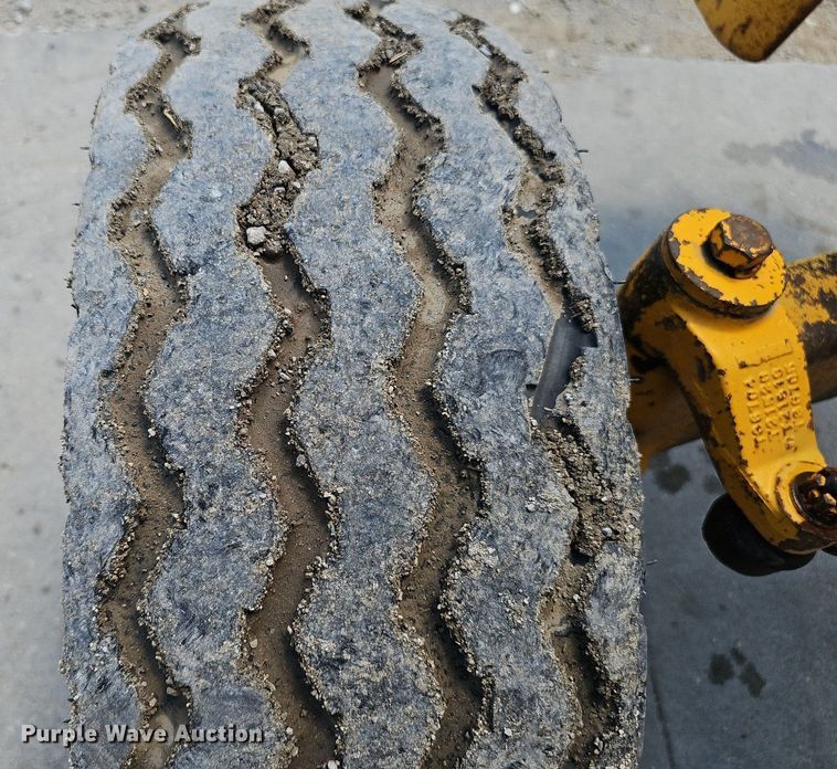 image for item DP6526 1980 John Deere 480B forklift