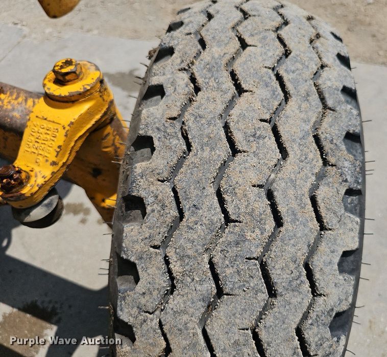 image for item DP6526 1980 John Deere 480B forklift