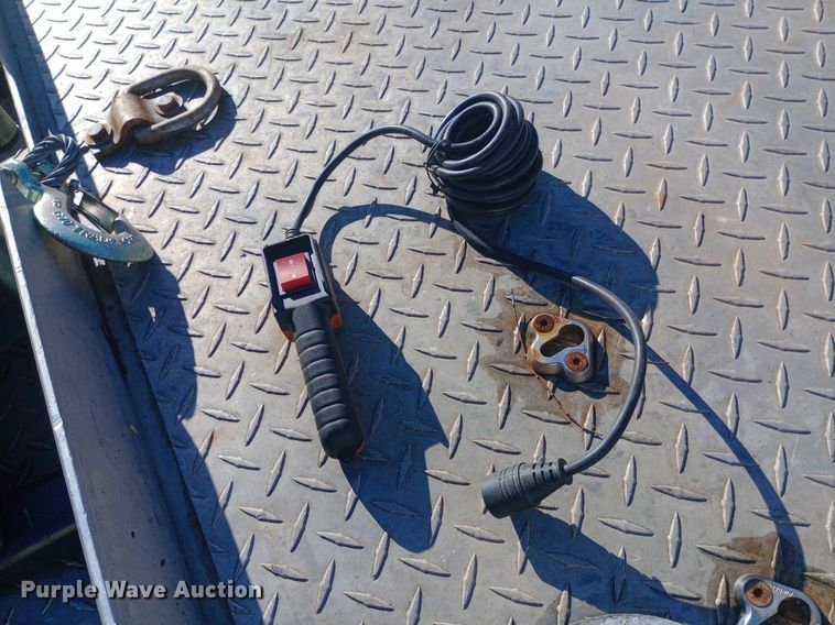 image for item DQ7127 2000 Featherlite 17 FT utility trailer