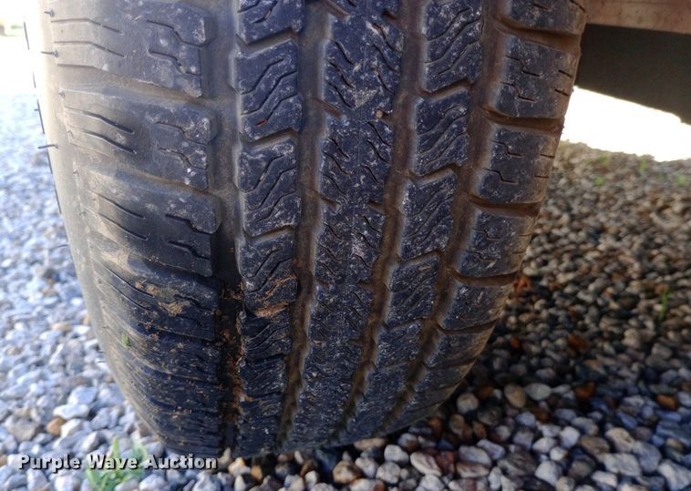 image for item DQ7127 2000 Featherlite 17 FT utility trailer