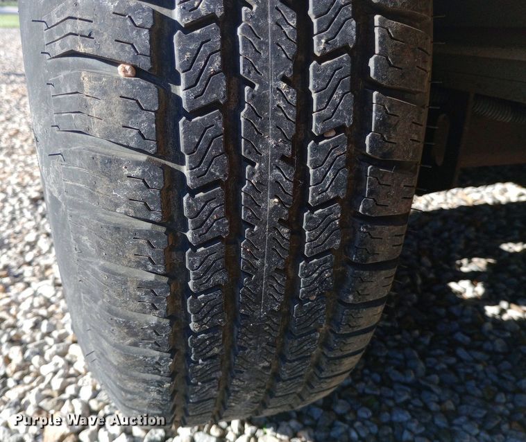 image for item DQ7127 2000 Featherlite 17 FT utility trailer