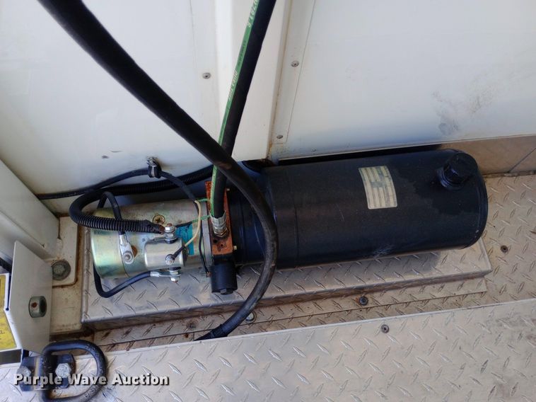 image for item DQ7133 2001 S&S Welding  32T102T enclosed cargo trailer