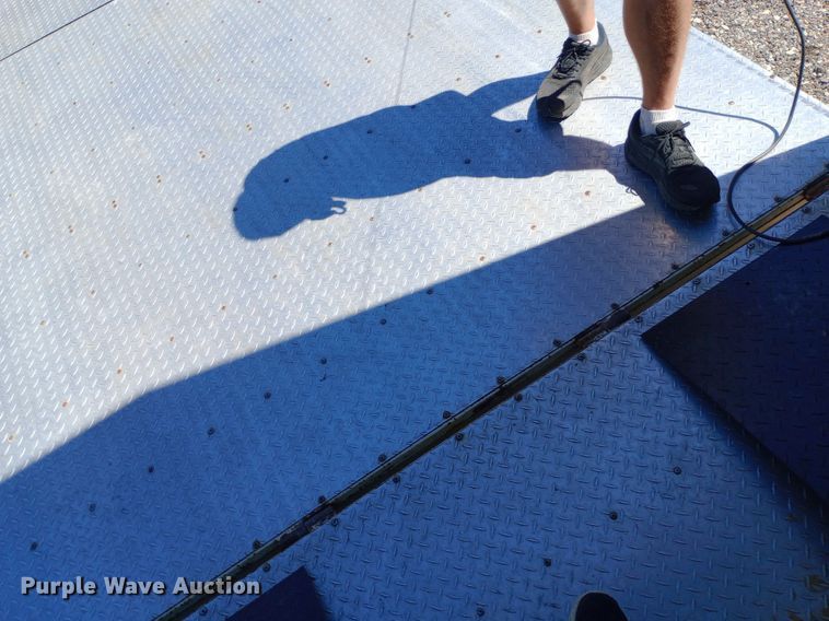 image for item DQ7133 2001 S&S Welding  32T102T enclosed cargo trailer