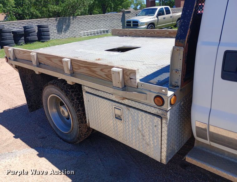 image for item DQ7135 2000 Ford F450 Super Duty Crew Cab flatbed truck