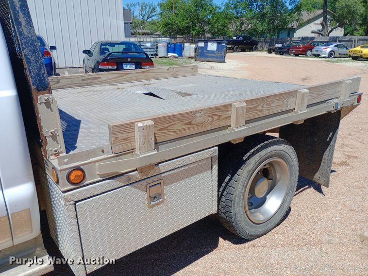image for item DQ7135 2000 Ford F450 Super Duty Crew Cab flatbed truck