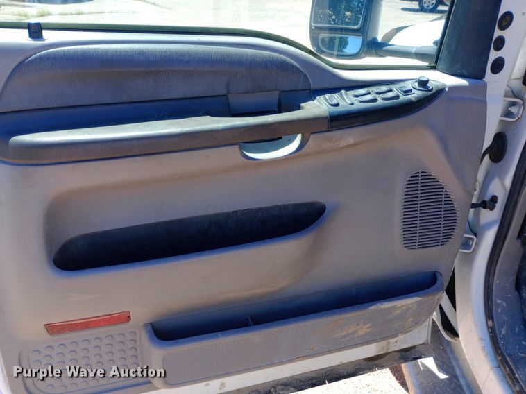 image for item DQ7135 2000 Ford F450 Super Duty Crew Cab flatbed truck