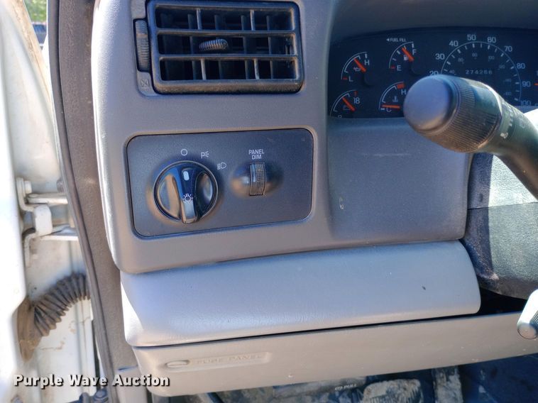 image for item DQ7135 2000 Ford F450 Super Duty Crew Cab flatbed truck