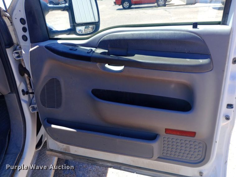 image for item DQ7135 2000 Ford F450 Super Duty Crew Cab flatbed truck