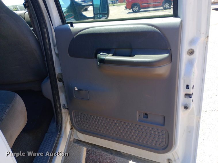 image for item DQ7135 2000 Ford F450 Super Duty Crew Cab flatbed truck