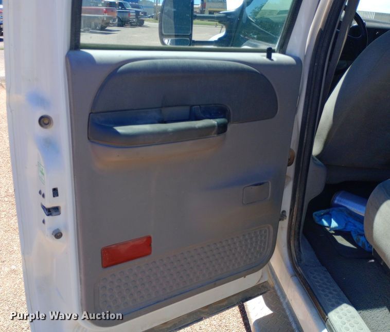 image for item DQ7135 2000 Ford F450 Super Duty Crew Cab flatbed truck