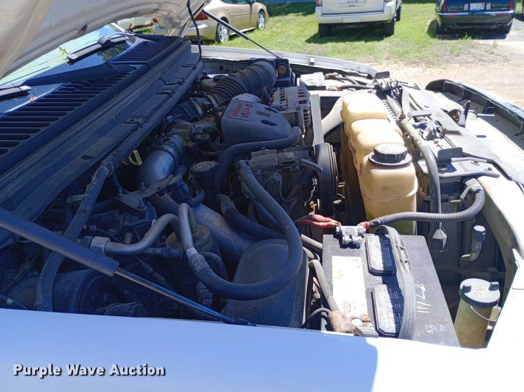 image for item DQ7135 2000 Ford F450 Super Duty Crew Cab flatbed truck