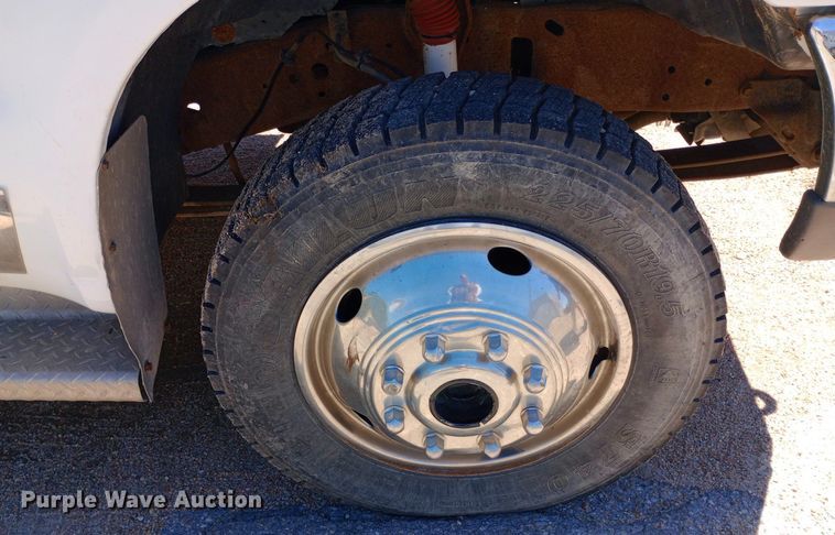 image for item DQ7135 2000 Ford F450 Super Duty Crew Cab flatbed truck