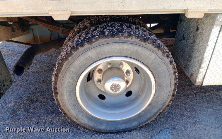 image for item DQ7135 2000 Ford F450 Super Duty Crew Cab flatbed truck