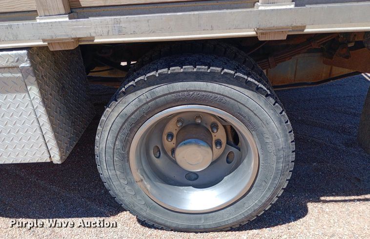 image for item DQ7135 2000 Ford F450 Super Duty Crew Cab flatbed truck