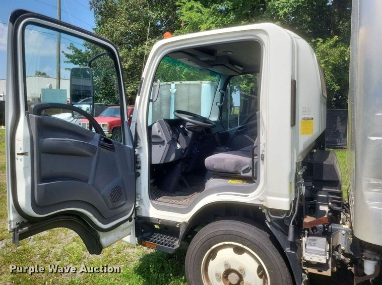 image for item DR4815 2014 Isuzu  NRR box truck