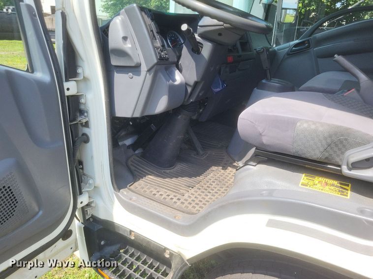 image for item DR4815 2014 Isuzu  NRR box truck