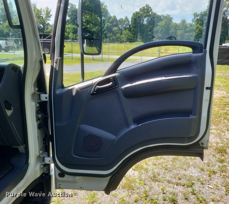 image for item DR4815 2014 Isuzu  NRR box truck