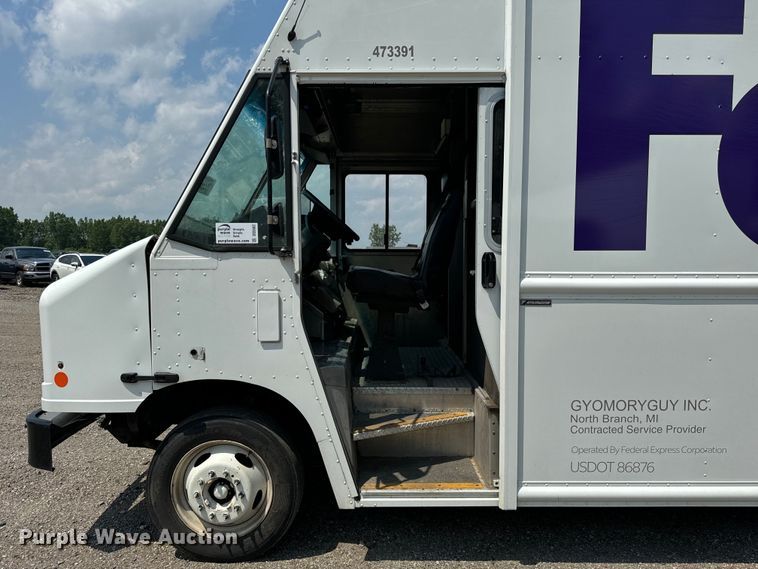 image for item DS5562 2021 Ford  F59 delivery truck