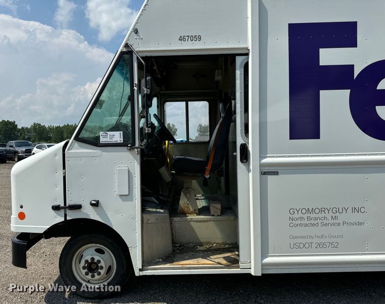 image for item DS5563 2022 Ford  E450 delivery truck