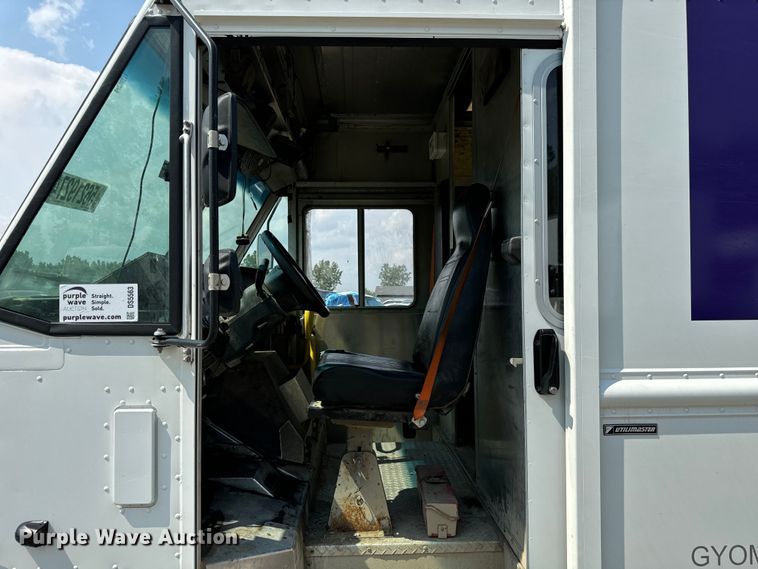 image for item DS5563 2022 Ford  E450 delivery truck