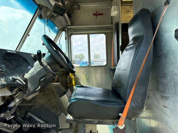 image for item DS5563 2022 Ford  E450 delivery truck