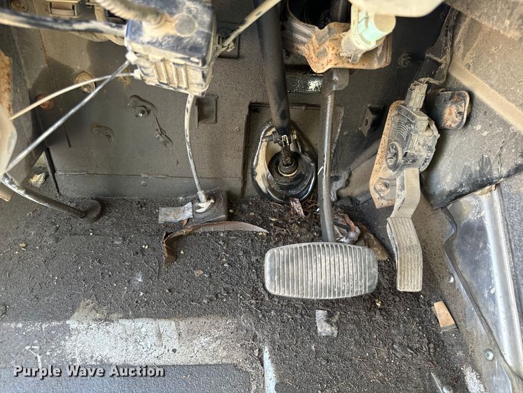 image for item DS5563 2022 Ford  E450 delivery truck