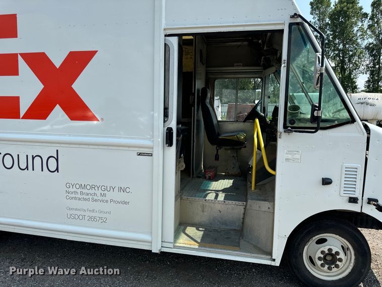 image for item DS5563 2022 Ford  E450 delivery truck