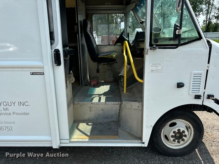 image for item DS5563 2022 Ford  E450 delivery truck