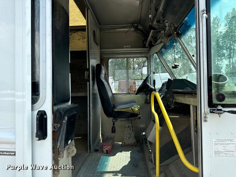 image for item DS5563 2022 Ford  E450 delivery truck