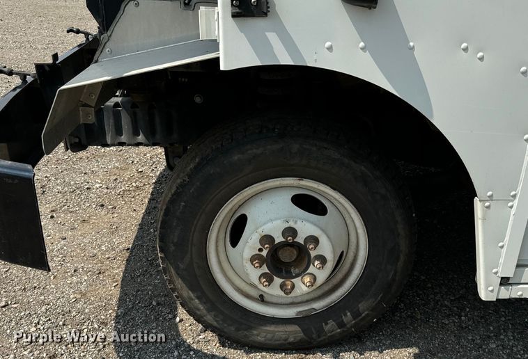 image for item DS5563 2022 Ford  E450 delivery truck