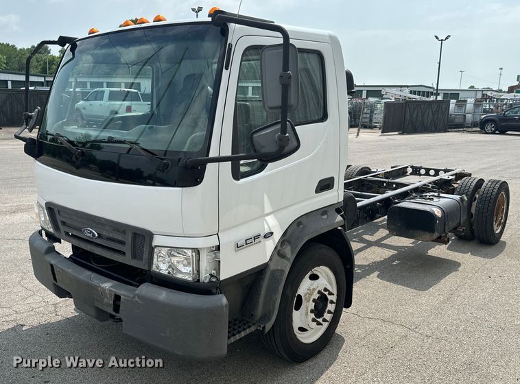 image for item DX0632 2006 Ford  LCF truck cab and chassis