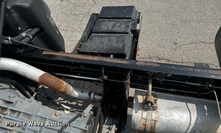 image for item DX0632 2006 Ford  LCF truck cab and chassis