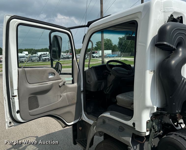 image for item DX0632 2006 Ford  LCF truck cab and chassis