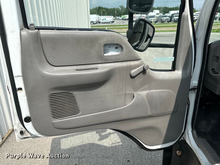 image for item DX0632 2006 Ford  LCF truck cab and chassis