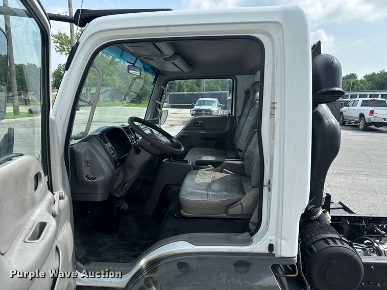 image for item DX0632 2006 Ford  LCF truck cab and chassis