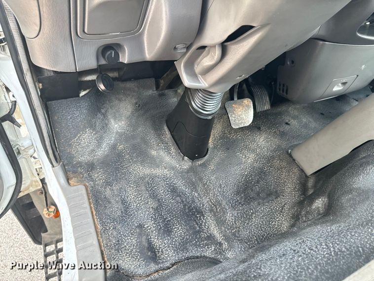 image for item DX0632 2006 Ford  LCF truck cab and chassis