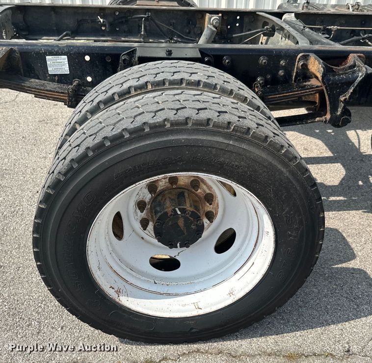 image for item DX0632 2006 Ford  LCF truck cab and chassis