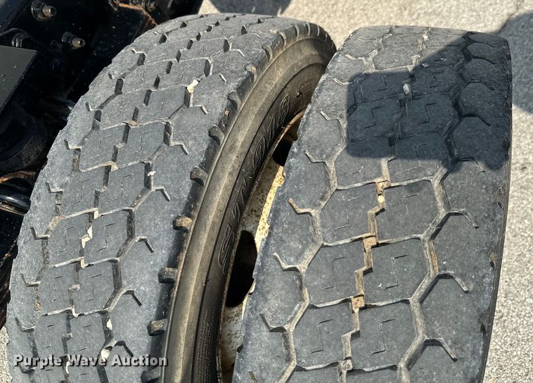 image for item DX0632 2006 Ford  LCF truck cab and chassis