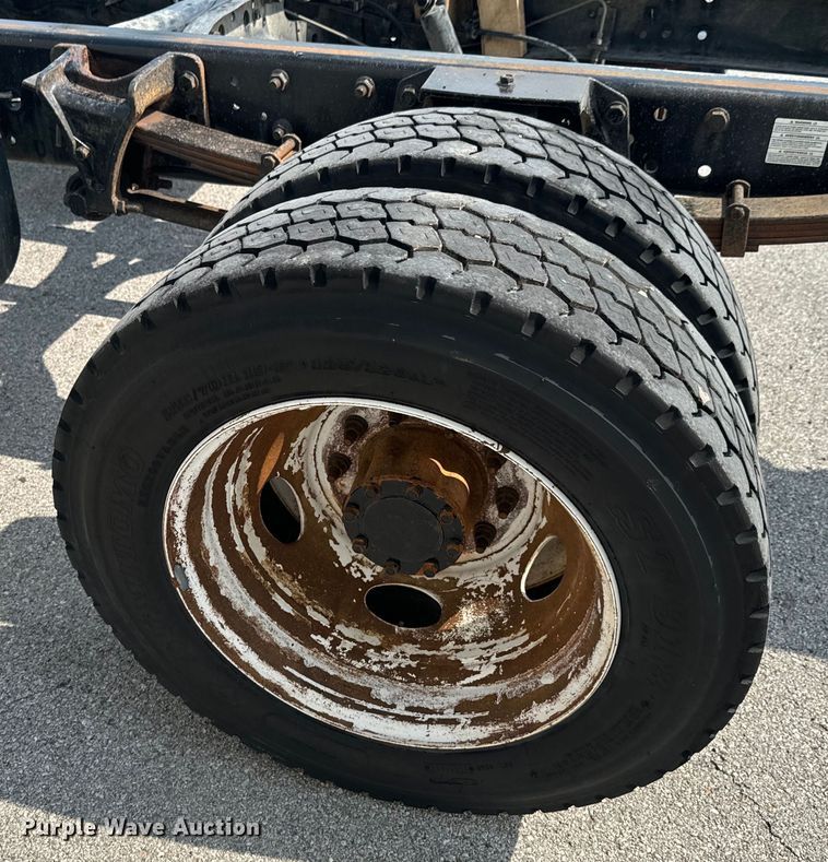 image for item DX0632 2006 Ford  LCF truck cab and chassis