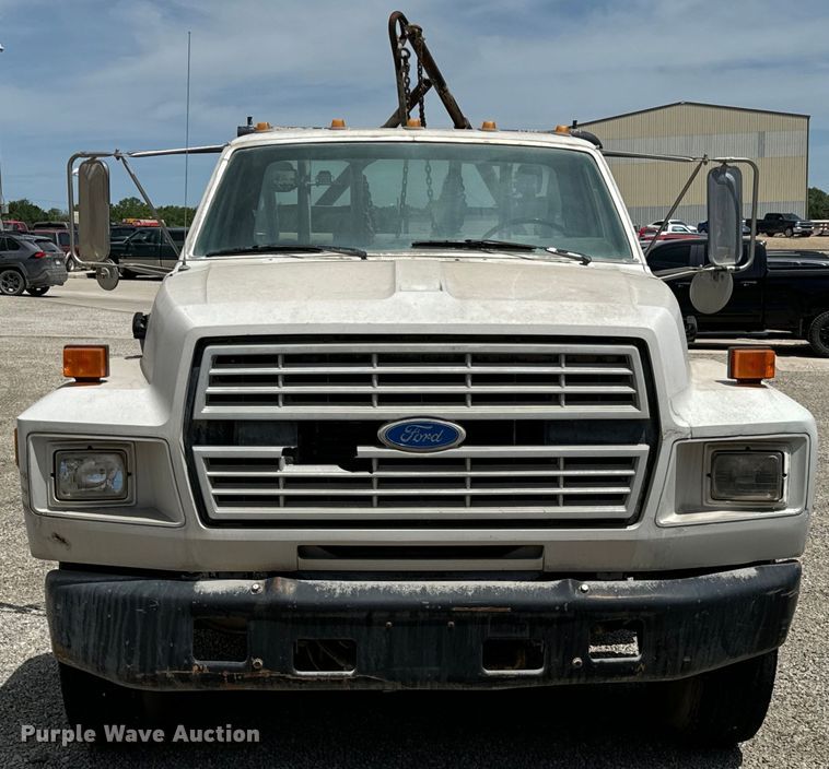 image for item DX0645 1994 Ford F700 winch truck