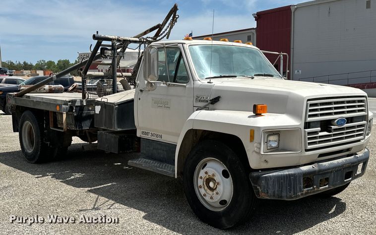 image for item DX0645 1994 Ford F700 winch truck