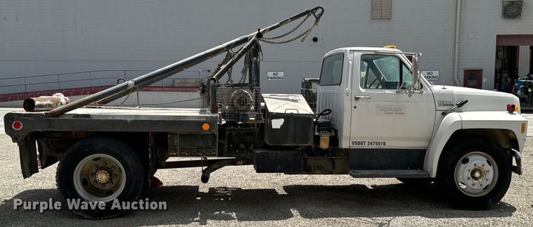 image for item DX0645 1994 Ford F700 winch truck