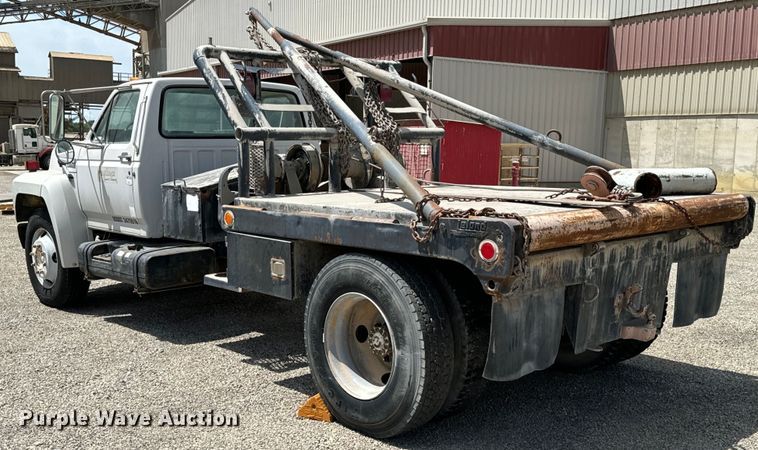 image for item DX0645 1994 Ford F700 winch truck