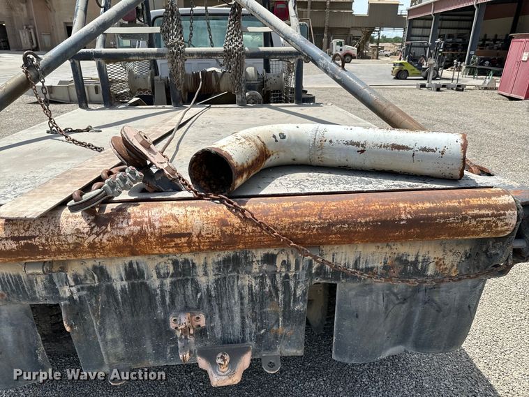 image for item DX0645 1994 Ford F700 winch truck