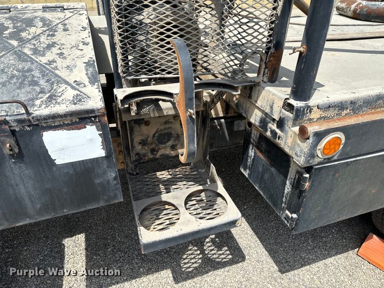 image for item DX0645 1994 Ford F700 winch truck