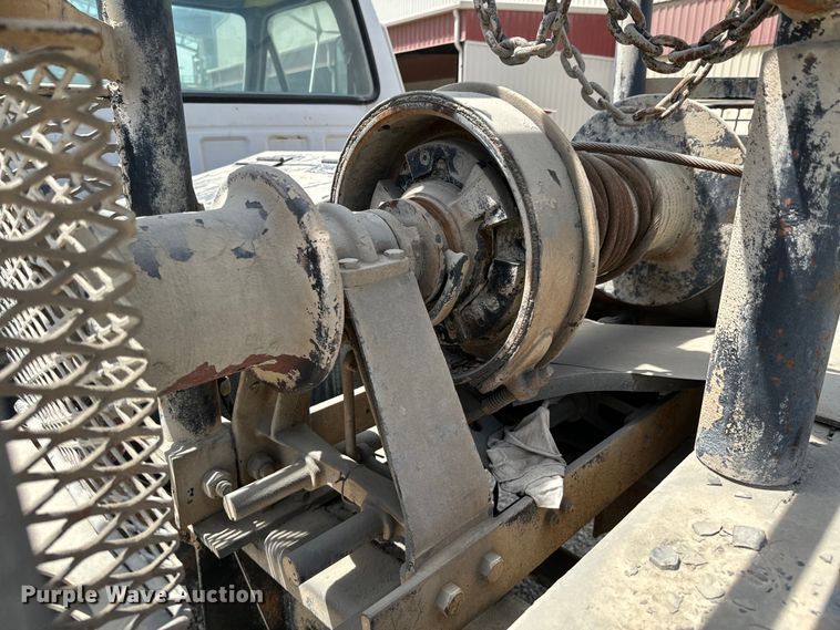 image for item DX0645 1994 Ford F700 winch truck