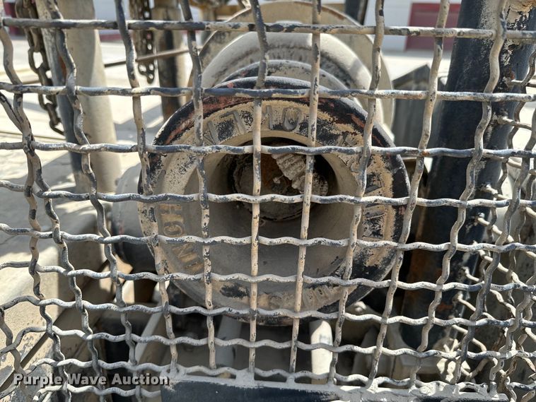 image for item DX0645 1994 Ford F700 winch truck